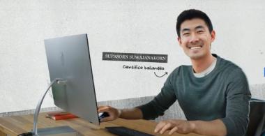 Hombre sonriendo frente al computador
