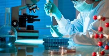 La imagen muestra una mujer trabajando en un laboratorio