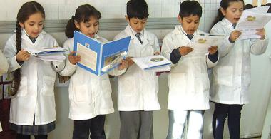 La imagen muestra un grupo de estudiantes leyendo en voz alta un texto