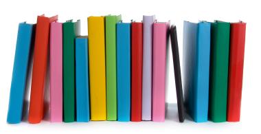 La imagen muestra una fila de libros de diversos colores