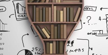 La imagen muestra una biblioteca en forma de ampolleta con libros dentro, tras una pizarra con diversos conceptos