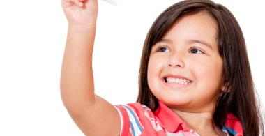 La imagen muestra a una niña realizando una suma simple