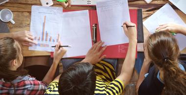 La imagen muestra estudiantes trabajando con datos