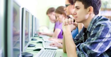 La imagen muestra a jóvenes realizando actividades en computadoras