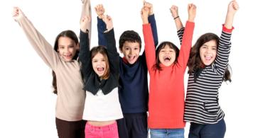 Niños y niñas con los brazos arriba