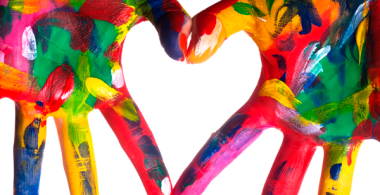 Ilustración de dedos entrelazados que forman un corazón de diversos colores