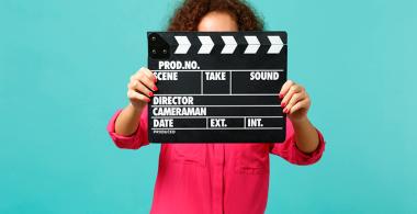 niña con cartel de cine