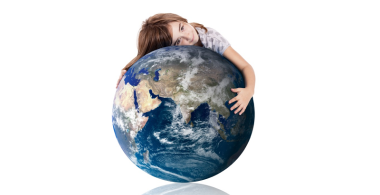 niña abrazando el planeta Tierra