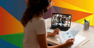 Docente frente a un notebook participando en un webinar 
