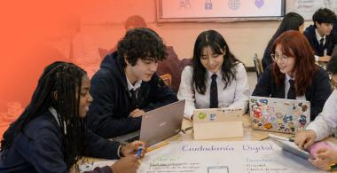 Grupo de estudiantes de educación media trabajando en conjunto, utilizando computadores y tablets.