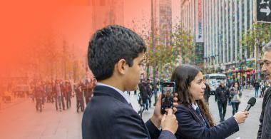 Fotografía de estudiantes reporteando en la ciudad.