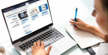 Fotografía de persona navegando el pagina web de orientaciones y recursos evaluativos.