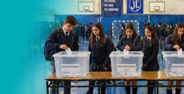 Grupo de estudiantes participando en una votación escolar.