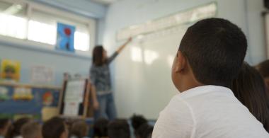 Estudiantes escuchando a su profesora en el aula
